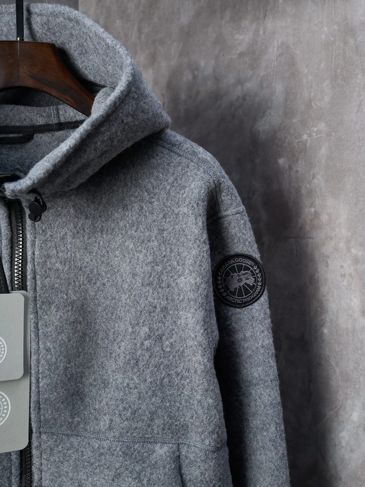 P780 Actual hanging auction] CANADA GOOSE/Canada Goose Chilliwack Black Label Wool Fleece Bomber Jacket [Ready Stock] S M L XL This black label Chilliwack Wool Fleece Bomber Jacket is warm and breathable. It is made of Kind Fleece wool fabric. This is our new generation of fleece fabric. It is warm and breathable, helping to stop the earth from warming and dispelling severe cold for mankind. Following the adjustable streamlined hood of the Chilliwack parka, the loose fit makes it comfortable to wear. Rib knit cuffs and hem, CORDURA® reinforcement in high-wear areas for added durability, two exterior zippered side-seam pockets. Dry cleaning is recommended to preserve the texture of the clothing.